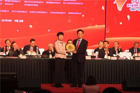 陈育新、王德根荣获推动四川饲料工业发展“功勋人物”称号