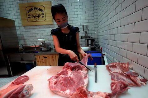 今日全国外三元平均价格为14.10元/公斤，较昨日全国外三元平均价格14.11元/公斤下跌0.01元/公斤;今日猪易指数为107.28，较昨日猪易指数107.36下跌0.08。 　　