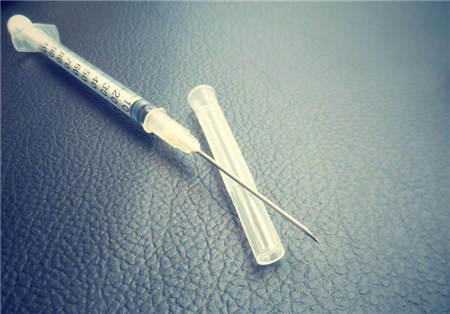 养猪过程中，到底是打针好还是投药好？