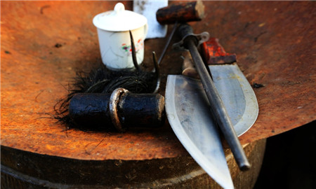 在距哈尔滨215公里的黑龙江小城海伦，有一家挂牌新三板的生猪屠宰厂，只做杀猪这一件事，年收入规模接近14亿元，多年净利润均超过1个亿。