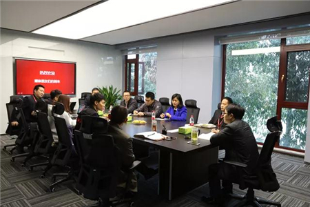 12月8日,在“中国畜牧饲料科技与经济高层论坛”即将召开之际,由《农财宝典》新牧网、《新饲料》、中国饲料行业信息网、中国养猪网、猪e网等多家行业内知名媒体组成的记者团来到集团总部参观,深入了解特驱。