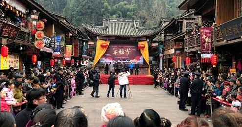 　四川在线雅安频道讯(实习生 王雪娇 周里杰 记者 张超)12月16日，雅安市雨城区第十三届年猪节文化旅游节在上里古镇正式开幕。