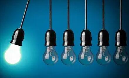 商品猪在配种方面目前已经基本普及了人工授精技术，虽然人工授精技术相较于本交（自然交配）在成本和受精率上都有较大优势，但人工授精依旧存在猪精存储困难