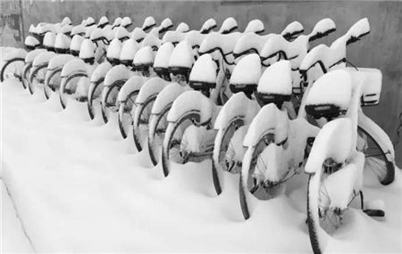 昨天白天开始,强盛的暖湿气流兵分四路进击长江、淮河流域,与此同时,冷空气势力比预期强,江淮迅速转雪,大雪在3号傍晚从南京越过长江。