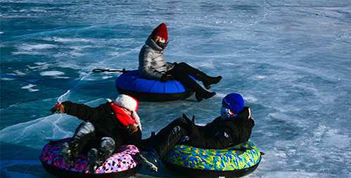 1月25日,中国·讷河2018赏冰乐雪烩年猪活动承载着深深乡情,吸引了近万名市民及外地来此的游客,在冰天雪地中感受着喜庆热闹的浓浓年味。