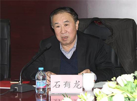 2018年2月1日,大伟嘉股份与央企扶贫基金产业扶贫合作签约仪式在京举行。全国畜牧总站总畜牧师石有龙,中国畜牧业协会常务副会长兼秘书长何新天,北京市农委副主任左晓波,山西省临县县委书记张建国,来自河北省崇礼县、南皮县和山西天镇县的代表,农民日报社副秘书长、新闻采访中心主任焦宏,央企扶贫基金总经理、国投创益产业基金管理有限公司董事长、总经理王维东,大伟嘉股份董事长兼总裁廖峰等相关领导和嘉宾出席了本次签约仪式。签约仪式由国投创益产业基金管理有限公司副总经理罗震世主持。 △全国畜牧总站总畜牧师石有龙 全国畜牧总站总畜牧师石有龙表示,央企扶贫基金和大伟嘉强强联合,能更好地形成资源优势,带动贫困地区实现精准脱贫,坚信双方定能把产业扶贫项目落地好,增强贫困地区的造血功能和内生动力。此合作方式是产业实体与金融的深度融合,开辟了产业扶贫+金融扶贫模式升级的新境界,能为项 △中国畜牧业协会常务副会长兼秘书长何新天 中国畜牧业协会常务副会长兼秘书长何新天表示,扶贫工作是党中央、国务院的一项重要战略部署。大伟嘉提出的“1118”等产业扶贫模式,在几个贫困线已经取得了成绩,能够带动贫困地区实现精准脱贫,是非常值得大力推广的。 △北京市农委副主任左晓波 △山西省临县县委书记张建国 △大伟嘉股份董事长廖峰 大伟嘉股份董事长廖峰先生介绍了大伟嘉“金猪伟业”产业扶贫计划实施情况、“1118”等产业扶贫模式。 △签约仪式 签约仪式上,大伟嘉股份董事长廖峰先生同国投创益公司副总经理张万旗先生分别代表双方签署了《战略合作协议书》。现场出席的领导嘉宾共同见证了本次签约,见证了这一非同寻常的历史性时刻。 央企扶贫基金总经理、国投创益董事长兼总经理王维东 央企扶贫基金总经理、国投创益董事长兼总经理王维东先生表示,国投创益通过深入探讨,决定在部分签约贫困地区试点 “政府引导+龙头企业落地+金融资本”的产业扶贫模式。由于对大伟嘉股份产业扶贫模式非常认同,决定予以资金支持将大伟嘉“优良种群+精准营养+标准化养殖+种养结合生态循环+健康食品+金融服务+产业扶贫+互联网及数据全程可追溯平台”的发展模式应用于精准扶贫事业中,期望与更多的扶贫县形成深入合作,带动更多贫困县实现脱贫。 会后畜牧大集网记者对大伟嘉股份董事长廖峰进行了简短的采访,了解到大伟嘉积极寻求贫困县帮扶伙伴,与多个贫困县代表进行项目对接。目前大伟嘉已在河北、辽宁、河南等地养殖生猪近百万头,帮扶贫困户7600余户实现了脱贫致富。未来三年,大伟嘉股份将在20个国家级贫困县养殖生猪500万头,带动近20,000人就业。