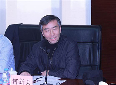 2018年2月1日,大伟嘉股份与央企扶贫基金产业扶贫合作签约仪式在京举行。全国畜牧总站总畜牧师石有龙,中国畜牧业协会常务副会长兼秘书长何新天,北京市农委副主任左晓波,山西省临县县委书记张建国,来自河北省崇礼县、南皮县和山西天镇县的代表,农民日报社副秘书长、新闻采访中心主任焦宏,央企扶贫基金总经理、国投创益产业基金管理有限公司董事长、总经理王维东,大伟嘉股份董事长兼总裁廖峰等相关领导和嘉宾出席了本次签约仪式。签约仪式由国投创益产业基金管理有限公司副总经理罗震世主持。 △全国畜牧总站总畜牧师石有龙 全国畜牧总站总畜牧师石有龙表示,央企扶贫基金和大伟嘉强强联合,能更好地形成资源优势,带动贫困地区实现精准脱贫,坚信双方定能把产业扶贫项目落地好,增强贫困地区的造血功能和内生动力。此合作方式是产业实体与金融的深度融合,开辟了产业扶贫+金融扶贫模式升级的新境界,能为项 △中国畜牧业协会常务副会长兼秘书长何新天 中国畜牧业协会常务副会长兼秘书长何新天表示,扶贫工作是党中央、国务院的一项重要战略部署。大伟嘉提出的“1118”等产业扶贫模式,在几个贫困线已经取得了成绩,能够带动贫困地区实现精准脱贫,是非常值得大力推广的。 △北京市农委副主任左晓波 △山西省临县县委书记张建国 △大伟嘉股份董事长廖峰 大伟嘉股份董事长廖峰先生介绍了大伟嘉“金猪伟业”产业扶贫计划实施情况、“1118”等产业扶贫模式。 △签约仪式 签约仪式上,大伟嘉股份董事长廖峰先生同国投创益公司副总经理张万旗先生分别代表双方签署了《战略合作协议书》。现场出席的领导嘉宾共同见证了本次签约,见证了这一非同寻常的历史性时刻。 央企扶贫基金总经理、国投创益董事长兼总经理王维东 央企扶贫基金总经理、国投创益董事长兼总经理王维东先生表示,国投创益通过深入探讨,决定在部分签约贫困地区试点 “政府引导+龙头企业落地+金融资本”的产业扶贫模式。由于对大伟嘉股份产业扶贫模式非常认同,决定予以资金支持将大伟嘉“优良种群+精准营养+标准化养殖+种养结合生态循环+健康食品+金融服务+产业扶贫+互联网及数据全程可追溯平台”的发展模式应用于精准扶贫事业中,期望与更多的扶贫县形成深入合作,带动更多贫困县实现脱贫。 会后畜牧大集网记者对大伟嘉股份董事长廖峰进行了简短的采访,了解到大伟嘉积极寻求贫困县帮扶伙伴,与多个贫困县代表进行项目对接。目前大伟嘉已在河北、辽宁、河南等地养殖生猪近百万头,帮扶贫困户7600余户实现了脱贫致富。未来三年,大伟嘉股份将在20个国家级贫困县养殖生猪500万头,带动近20,000人就业。