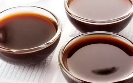 在中医中，食醋味酸、性温、微苦咸，有散瘀、消胀、杀菌和消炎至功效。有时候用醋治病的效果甚至优于使用头孢、氟苯尼考等抗生素。