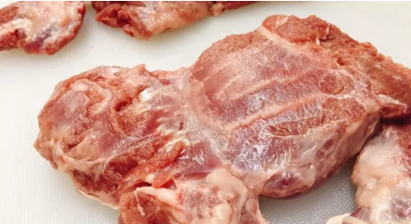   平日里我们感觉每三顿饭里总会有一顿是和猪肉有关，肉片、五花、排骨或猪脚，特别一点的可能也是猪肠、猪肚之类。这样下来，别说吃着会腻，只是听着就已经厌倦了~