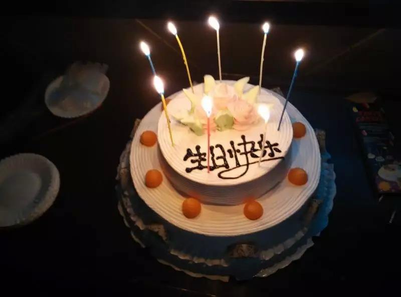 传说女娲创造苍生,顺序造出了鸡狗猪羊牛马等动物,并于第七天造出人来,故此初七为人的生日。因此,传统民俗认为,正月初七这一天是人类的生日,俗称“人日子”。