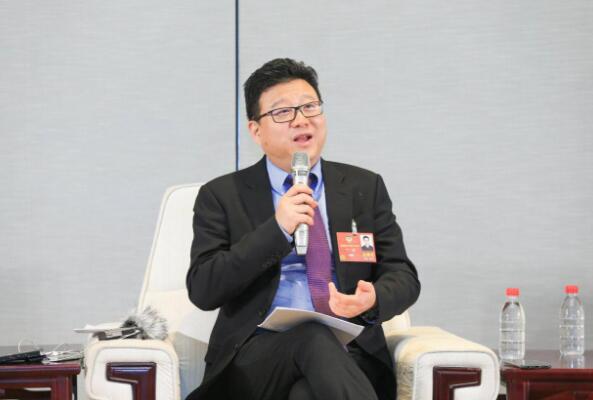 　　又到一年一度全国“两会”时，“两会”上所传达出来的信息，上至国家战略下至百姓民生，都将成为了社会发展风向标，与每个人的生活息息相关。其中，代表委员们的提案一直备受关注，新当选的全国政协委员，网易公司董事局主席兼首席执行官丁磊的两会提案更是成为媒体关注焦点。据透露，此次参会，丁磊聚焦重点民生问题改革和信息精品化建设，提案涉及个税综合计征、慢性病防控、中小学精品在线开放课程平台建设、精品图书数字化和青少年健康上网等多个领域。 　　 　　而养猪八年，丁磊更是心系“三农”弄提，结合网易味央在农业领域的探索和实践，提出了关于“利用信息技术促进农业产业升级，推动精准扶贫工作”和“完善食品、农产品溯源制度，构建食品安全长效机制”两大提案，希望用互联网力量推动农业产业升级，守护人们的餐桌安全。 　　 　　谈食品安全：应完善溯源制度 构建食品安全长效机制 　　 　　无论是担任地方人大代表，还是此次成为全国政协委员，“食品安全”一直是丁磊关注的重点。在2009年广东省“两会”上，丁磊有感于社会上频发的瘦肉精、苏丹红、三聚氰胺等食品安全问题，决心投身农业，创办了网易味央这一农业品牌，尝试以“互联网+”的创新思路解决传统农业痛点，保障消费者的餐桌安全。而“网易养猪”一事也激起外界巨大的反响，像“一颗燎原之火”引发了全社会对食品安全的关注。 　　 　　结合网易味央在多地开展的养猪探索与实践，丁磊此次也带来了关于完善食品、农产品溯源制度的相关提案。在提案中，丁磊提议要尽快推动食品、农产品追溯工作法制化进程，明确食品、农产品溯源工作的主管单位、品种和时间表。吸收发达国家“一步向前，一步向后”的先进经验，使溯源工作有效贯穿整个食品生产链条、形成完整闭环，最后充分利用数字化、信息化技术，形成智能化的追溯系统。 　　 　　事实上，网易早就将互联网思维融入食品安全溯源领域。据介绍，为更好实现猪肉产品溯源，网易味央采用智能养殖模式，为每头黑猪配备智能耳标，用黑猪终身唯一、世界唯一的电子身份证，实现对个体的身份识别和追溯，确保了用户吃到的每一块味央猪肉都有清楚的来源，安全品质都经得起追溯。同时，网易味央还透明化养殖从根源保障食品安全，不但针对安吉猪场进行了中国史上首次猪场直播，还在即将投产的高安猪场，增设参观展示区，融入AR/VR等前沿科技，让外部参观人员可以直观了解味央黑猪的整个生产过程，公开透明化“放心好肉”的养殖过程。 　　 　　网易味央黑猪佩戴智能电子耳标 　　 　　谈精准扶贫：用科技促进农业产业升级是“治本之策” 　　 　　今年，丁磊关于农业的第二个提案则聚焦“精准扶贫”。为了推动农村产业升级与精准扶贫工作有机结合，因地制宜地促进农特产品的生产，带动农民实现脱贫致富，丁磊在《关于利用信息技术促进农业产业升级，推动精准扶贫工作的提案》中建议：各级政府简化审批制度，摒除现有审批制度可能造成的不当阻碍；创立完善的扶贫农产品认证制度，切实保障农民收入；鼓励、扶持一批勇于探索、专注于农特产品生产的民营企业参与到农村精准扶贫工作中；借助互联网助力扶贫农产品的宣传与销售。 　　 　　作为“互联网+农业”代表性企业，网易味央在农业产业模式探索方面已取得了不错的成绩，并希望通过模式在全国范围内的复制推广，成为精准扶贫的中坚力量。一方面，网易味央积极在浙江安吉、江西高安等地复制推广其“产出高效、产品安全、资源节约、环境友好、可复制”的现代化养殖模式，进一步验证了网易味央模式作为高效生态农业样板的可推广性。同时，网易味央将网易集团在电商、智能技术等方面的全面领先优势带给农村，积极推进农村电商、“农业+生态旅游”等模式发展，推进农村全产业链发展，以“造血式”的扶贫模式使农业、农村实现可持续发展。 　　 　　网易味央安吉现代农业产业园养殖区 　　 　　在提案中，丁磊还建议推进扶贫工作与职业农民培养相结合，使劳动力自愿留在农村。作为“跨界新农民”代表，网易不但持续通过网易味央近10年探索农业的努力和实践转变了外界对农业看法，让农民成为有吸引力的职业，吸引了许多农业人才走向一线农村，未来，网易还计划开放网易味央模式背后的科学养殖技术，提供技术指导和资金支持，让有条件的养殖户成为新型农民，通过科学养殖致富。 　　 　　做“跨界新农民” 丁磊称对农村有深厚感情 　　 　　作为深入农村一线的实践者和“跨界新农民”的代表，丁磊关于农业、农村、农民等领域的观点一直是公众关注的焦点之一。而此次两会期间，丁磊在接受媒体采访时也频频主动提及农业话题：“我在过去十年时间里养了一头猪，我对农村有非常深厚的感情”，“‘互联网+农业’是需要我们这帮有探索精神的人真正深入到中国农村一线去，因地制宜做农业创新，从地头到餐桌走一条路径出来。”…… 　　 　　从丁磊此次农业提案和种种“表态”中不难看出，网易养猪、进军农业从不是“作秀”，而是一种推动农业产业现代化改革、保障食品安全、推动精准扶贫、乡村振兴的使命感和社会责任感。未来，随着网易在全国范围内复制“网易味央模式”，持续探索中国农业高效生态养殖，网易味央或将成为中国乡村振兴的中坚力量，全面赋能农业、农村、农民，将更多安全、美味的猪肉送上中国人的餐桌，为中国农业产业改革、农村发展贡献更多力量。