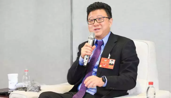 在丁磊看来，目前我们对小型、零散经营者的监管力度不足，缺乏在食品安全危机萌发初期预防、应对和处理的能力。
