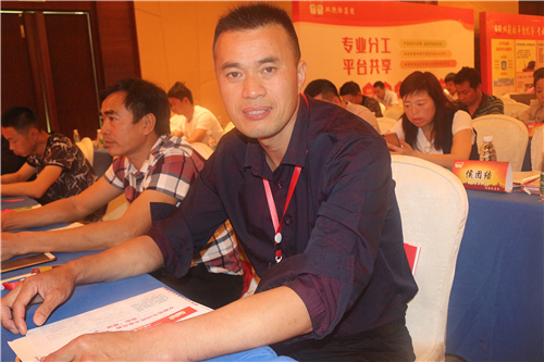 梦想生态农牧总经理欧阳声福先生 　　 　　颁奖现场 　　 　　双胞胎集团研发中心谢正军博士 　　 　　双胞胎集团研发中心谢正军博士从欧美技术研发现状、欧美现状对中国的、国家政策、消费者需求等多方面阐述《猪饲料技术研发趋势》，无抗、环保安全的饲料是未来的发展趋势，另外双胞胎有重大技术研发突破，其中PF生物发酵应用技术、肠道调控技术（膳食纤维）、母猪料低毒素、不便秘、健仔数高0.5头！ 　　 　　双胞胎集团直销产品行销部总裁庞祖先生 　　 　　三胞胎健康三宝，为仔猪健康成长保驾护航，该产品经过多年潜心研究，成千上万个规模猪场反复试验研制而出，采用PF生物发酵技术，有效提升仔猪健康；新产品上市，战略让利！双胞胎推出五重利好政策！ 　　 　　三胞胎健康三宝产品发布现场