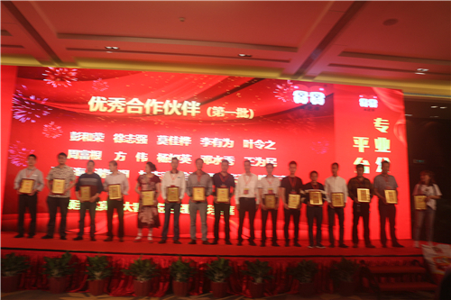 企业要发展是自建平台or借助平台？双胞胎的“专业分工，平台共享”！