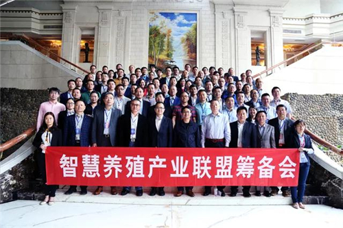 4月11日,畜牧养殖行业上下游30家企业近百名行业大咖齐聚蓉城,参加由特驱集团、阿里云、德康集团联合举办的智慧养殖产业联盟筹备会