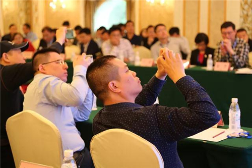 4月11日,畜牧养殖行业上下游30家企业近百名行业大咖齐聚蓉城,参加由特驱集团、阿里云、德康集团联合举办的智慧养殖产业联盟筹备会