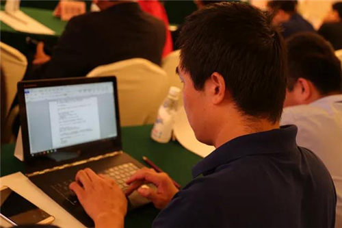 4月11日,畜牧养殖行业上下游30家企业近百名行业大咖齐聚蓉城,参加由特驱集团、阿里云、德康集团联合举办的智慧养殖产业联盟筹备会