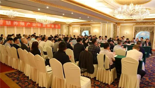 4月11日,畜牧养殖行业上下游30家企业近百名行业大咖齐聚蓉城,参加由特驱集团、阿里云、德康集团联合举办的智慧养殖产业联盟筹备会