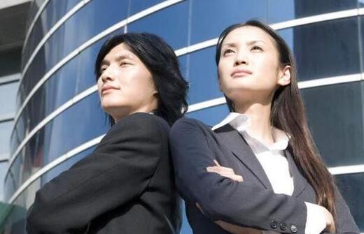 近期国内连盘豆粕期货09合约一直维持在3200元/吨左右，虽然前期炒作中美贸易摩擦使得豆粕市场价格快速上涨，但随后几天又开始回落。