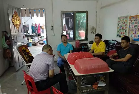 目前，养猪业已进入全面亏损时期，养户辛辛苦苦把猪养大，却只能含泪出售，多卖一头就得多亏2、3百，让人无法接受。