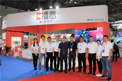 播恩集团盛装出席,并在现场举办最美播恩代言人颁奖活动,积极展示和传播畜牧女性风采。活动受到参展畜牧人的广泛关注和热情追捧,让播恩成为本次畜博会上的闪耀明星!