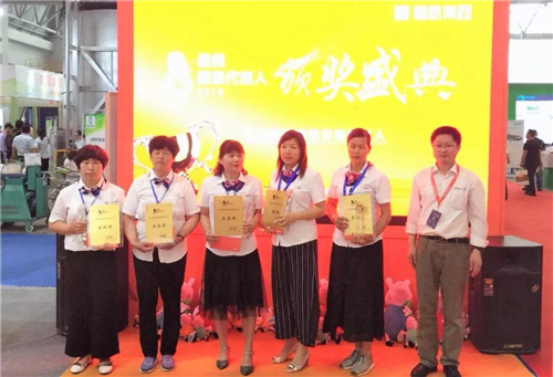 播恩集团盛装出席,并在现场举办最美播恩代言人颁奖活动,积极展示和传播畜牧女性风采。活动受到参展畜牧人的广泛关注和热情追捧,让播恩成为本次畜博会上的闪耀明星!