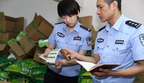 根据在现场参与抓捕的东风路分局民警宋志军描述:“我们打开仓库门之后,一股难闻的气味扑面而来,现场一片狼藉,看到仓库里满满的全是兽药