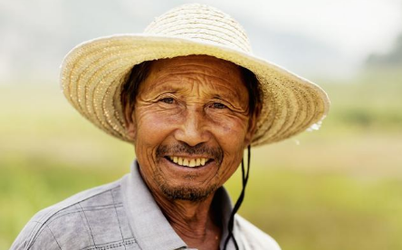 为完成100万名以上新型职业农民的培育目标，我国农业农村部办公厅近日下发通知，就全面开展2018年新型职业农民培育工作进行部署。申请需具备哪些条件？去哪里报名？