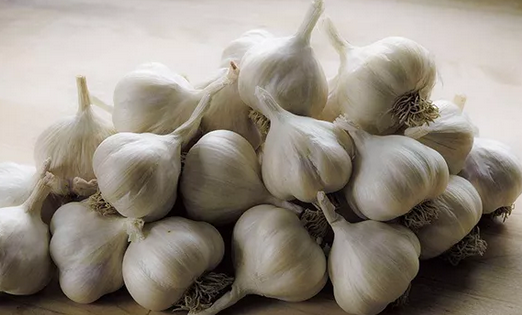 大蒜这种大涨大跌的周期性行情从2005年之后就开始出现，每隔三年或五年就会出现一次，蒜农对这种行情大多有所了解，但是连续几年价格持续的上涨，让蒜农尝到甜头，