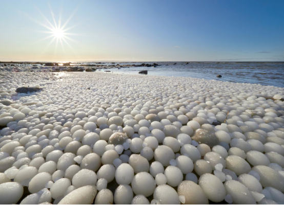 芬兰海岸发现数千颗稀有“冰蛋”！