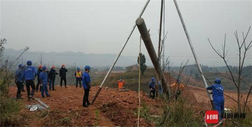 为年产30万头生猪项目安装电杆组，国网自贡供电公司线路迁改助力企业稳产保供应