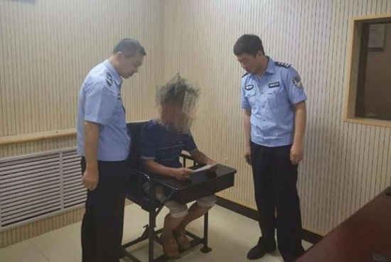 同村人爬窗偷了养猪户2万元 晚上他又把钱送了回去