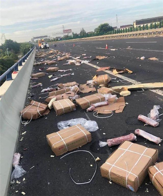 心寒!10吨猪肉散落一地遭哄抢只剩3吨 货主崩溃拍下无耻一幕