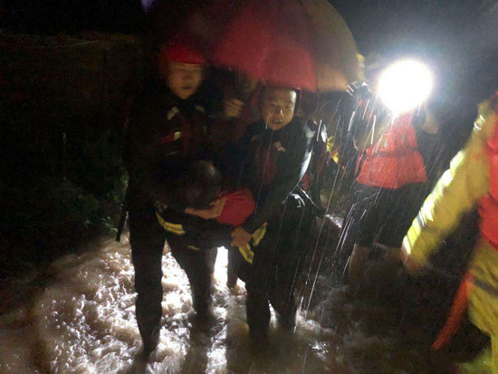 居民因担心自己养猪场不肯撤离 被救援时曾两次昏迷