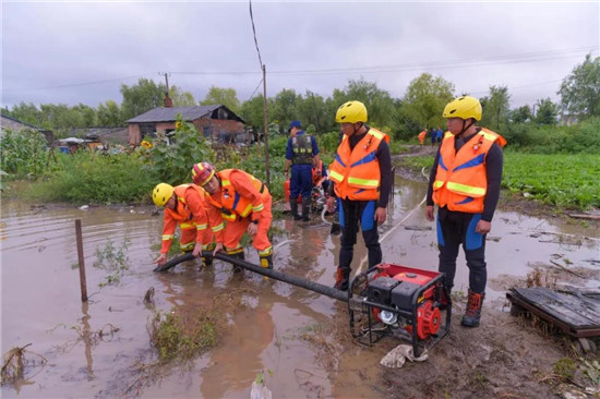 河水倒灌，3000多平方米的猪场受灾，近700头被困，淹到颈脖子！