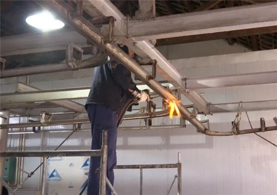 岳池县对银鑫食品有限公司花园生猪定点屠宰场依法进行拆除！