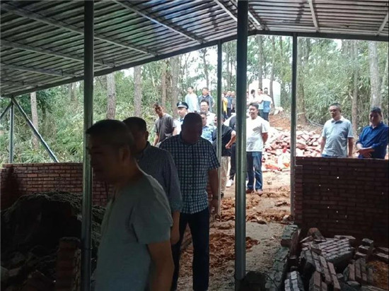 猪栏刚砌完，就被强制性拆除！猪农：“我们养猪赚钱也不容易呀！”