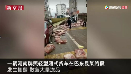 翻车！满地僵尸肉和死猪仔，现场阵阵恶臭！