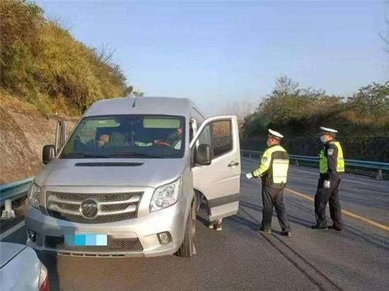 大方：客车变身为“拉猪车”，一车装了13头“二师兄”