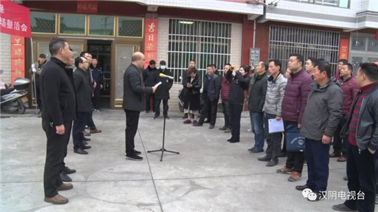 汉阴多部门联合整治禁养区一家养猪场