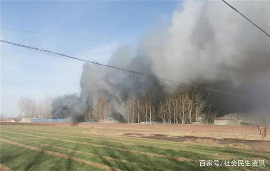 邯郸曲周县侯村镇一家养猪场起火黑烟遮天盖日