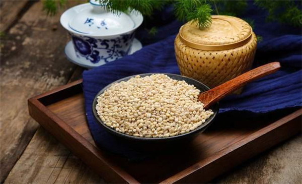 米面上涨，猪价猪肉双双下降，抢猪大战开启，明年能养猪吗？