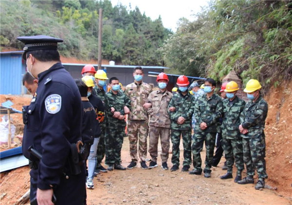小陶镇重拳出击，拆除顶风违建猪栏