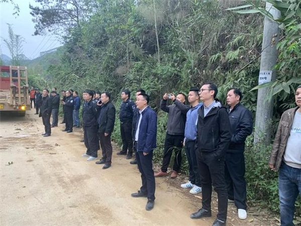 岑城镇拆除违规猪场……