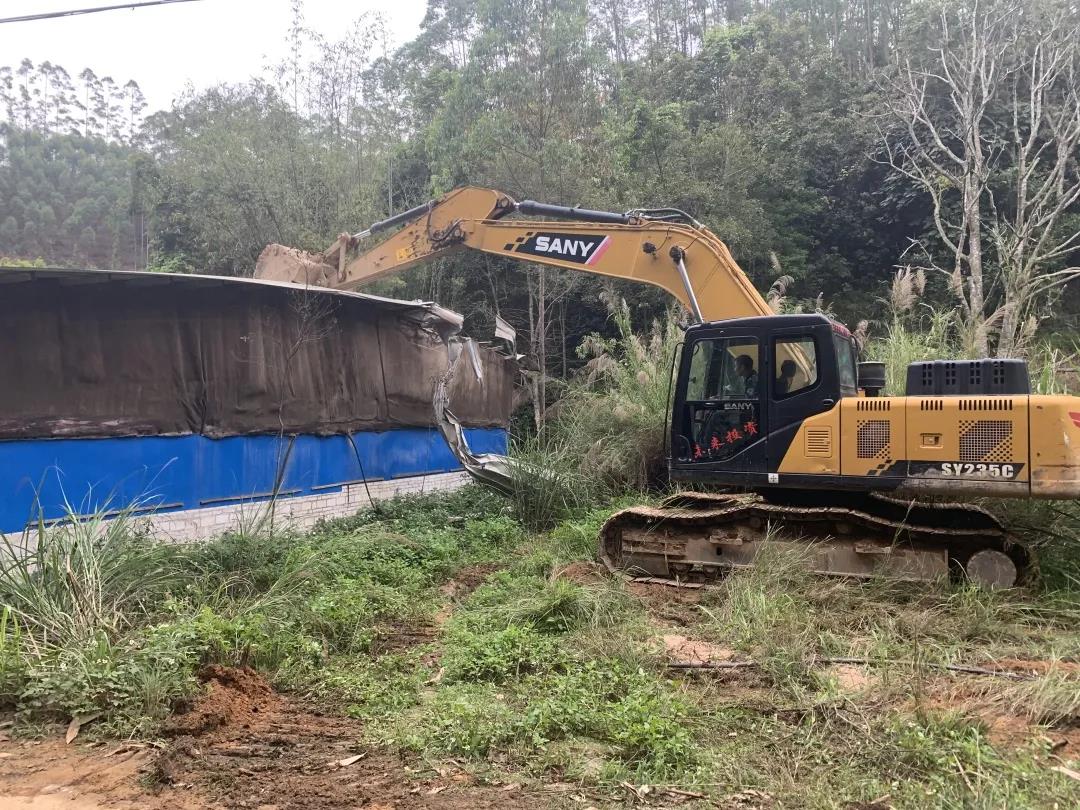 拆除违规猪场，助力清水行动！