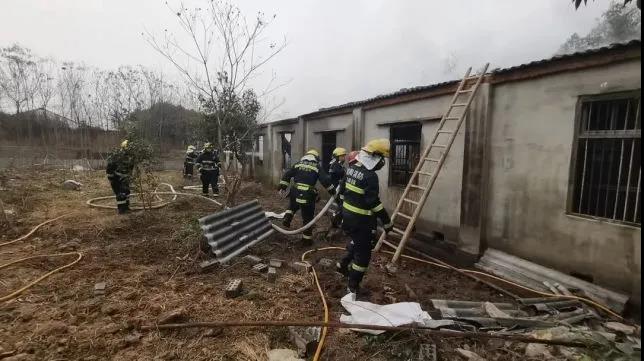 防火！潢川一养猪场发生火灾