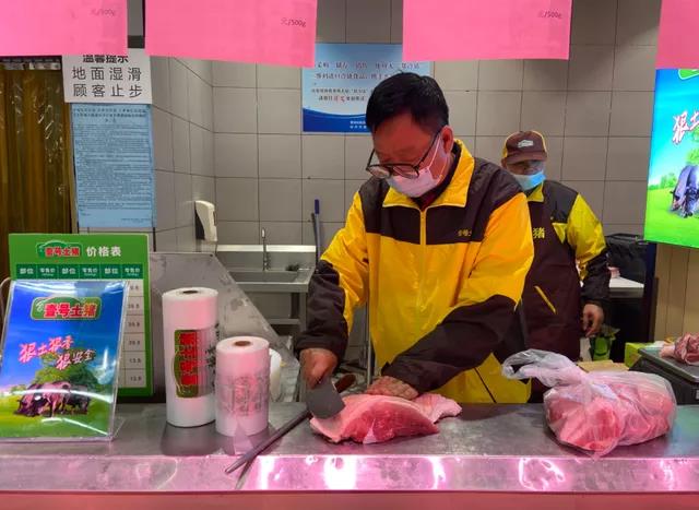 “北大屠夫”首次入驻郑州卖猪肉，6店齐开，市民热情采购