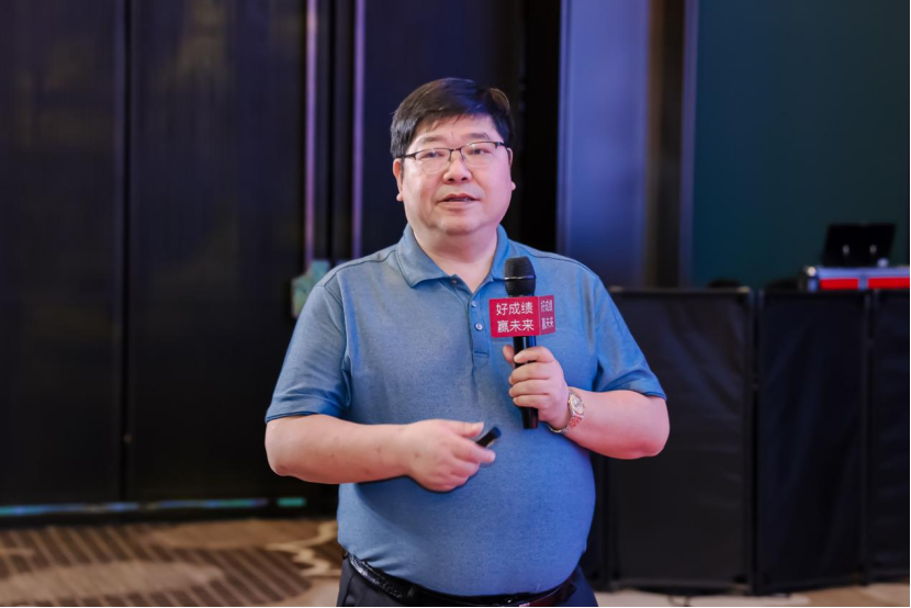 中国农业科学院北京畜牧兽医研究所资深首席、家畜营养与饲养全国重点实验室党务副主任、中国农业科学院生猪产业专家团团长张宏福