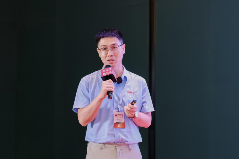 中国农业科学院哈尔滨兽医研究所预防兽医学硕士、国家执业兽医师、永诚育种战略合作部总监李建军