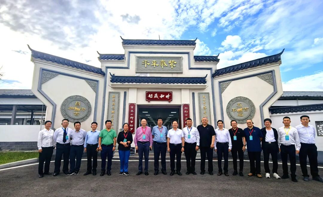 内江黑猪黑山羊产业发展大会正式启幕！院士专家、政企领导亲临内江黑猪小寨、威远黑山羊育种基地等地实地考察！